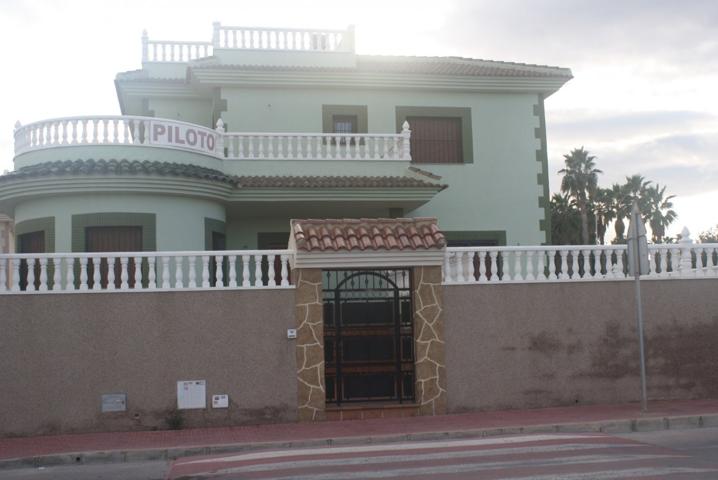 Fantástico Chalet Estilo Mediterráneo en Los Altos de Torrevieja con 3 Dormitorios y 4 Baños photo 0