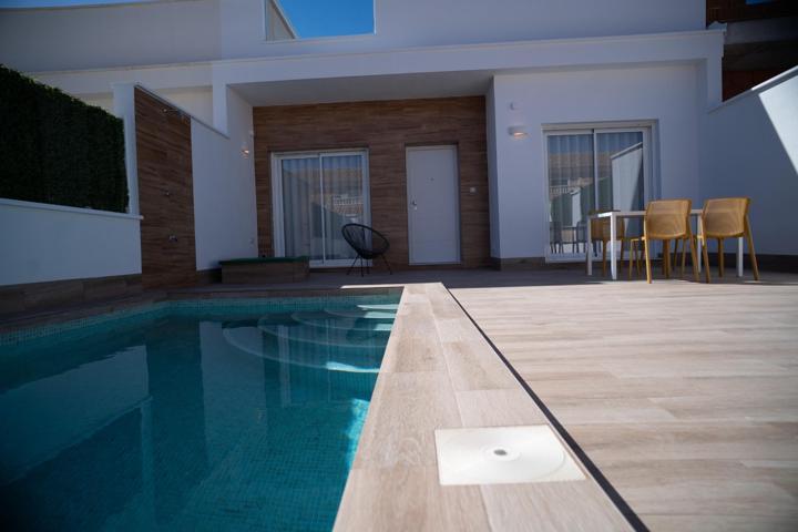 Chalet adosado de 2 dormitorios con piscina privada y solarium a la venta en San Javier photo 0