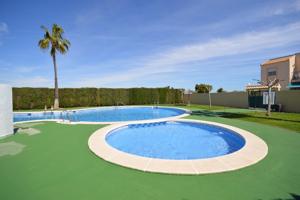 Bungalow de planta alta de 3 dormitorios totalmente renovado con solárium privado en Torrevieja. photo 0