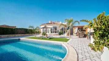 Villa exclusiva con casa de invitados y piscina privada en venta en Benijófar. photo 0
