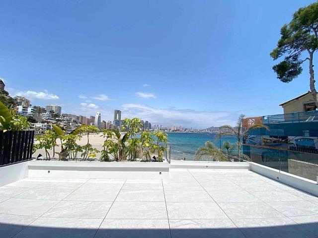 Ático dúplex con 3 dormitorios y piscina privada a la venta en primera linea de playa en Benidorm photo 0