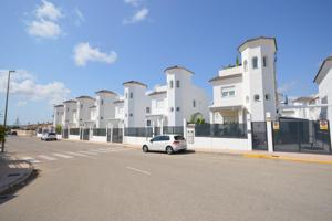 Chalet independiente de 3 dormitorios a la venta en La Marina photo 0