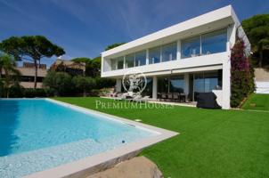Casa en venta en Cabrils. Arquitectura moderna a pie del mediterráneo. photo 0