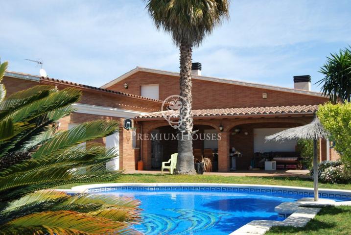 Espectacular casa en venta con piscina en Cabrera de Mar, en planta, elegante y práctica. photo 0