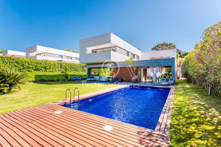 Casa minimalista con piscina en venta en Sant Vicenç de Montalt photo 0