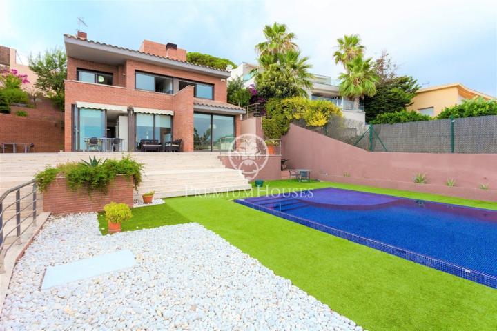 Casa en venta con inmejorables vistas mar y piscina en Calella photo 0