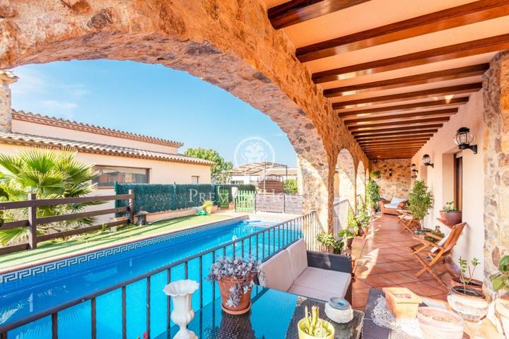 Casa en venta con jardín y piscina en Blanes photo 0