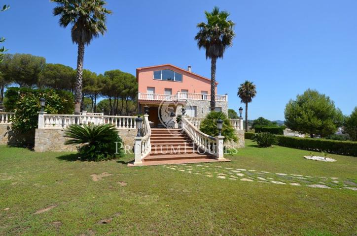 Casa en venta con gran parcela frente al mar en Canet de Mar photo 0