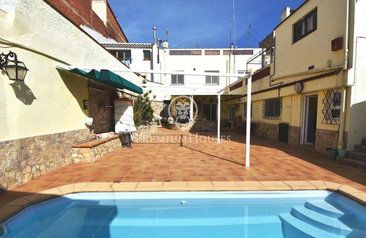 Casa de pueblo con encanto y piscina en venta en Pineda de Mar photo 0