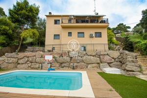 Casa en venta con piscina, jardín y vistas en Sant Cebrià de Vallalta photo 0