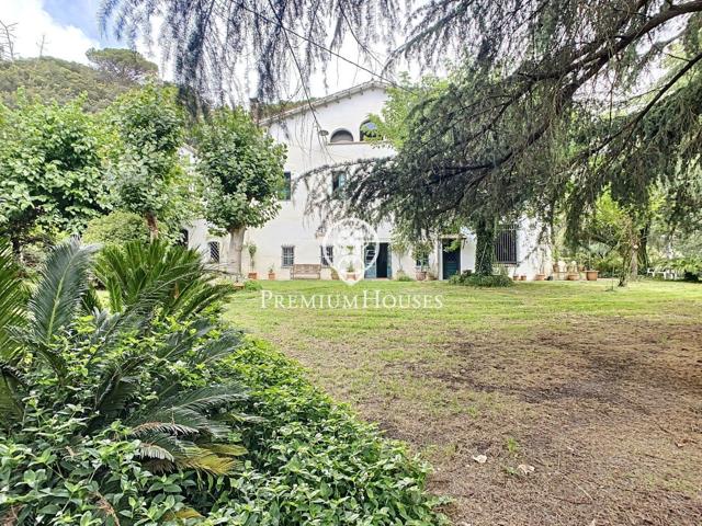 Espectacular masía en venta con Viñas DO Alella y 23 ha de terreno en Sant Cebrià de Vallalta photo 0