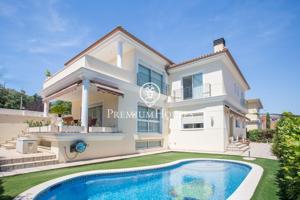 Casa unifamiliar en venta con bonitas vista a mar y piscina climatizada en Premià de Dalt photo 0