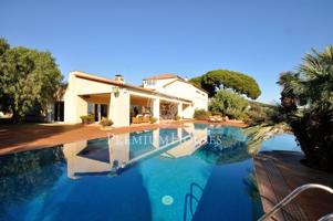 Casa en venta en Sant Andreu de Llavaneres con piscina y privacidad. photo 0