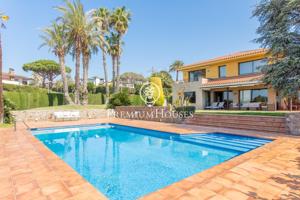 Casa en venta: Urbanización exclusiva 'Can Teixidó' con vistas al mar y al Skyline de Barcelona. photo 0
