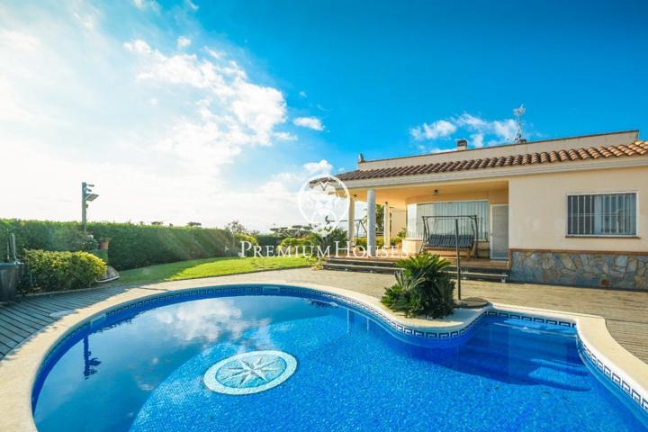 Casa en venta con piscina y vistas panorámicas en Santa Susanna photo 0