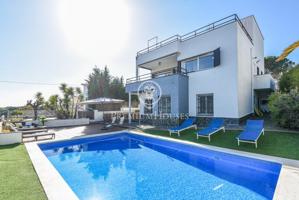 Casa en venta con fantásticas vistas, licencia turística y piscina en Sant Pol de Mar photo 0