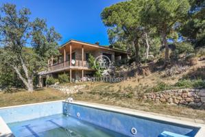 Casa en venta en plena montaña con piscina y vistas al mar en Cabrera de Mar photo 0