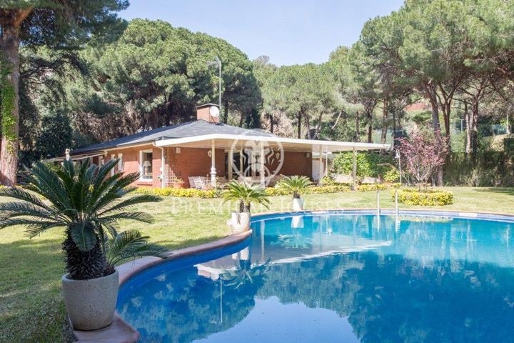 Villa mediterránea compuesta por cuatro viviendas en jardín de 1 hectárea photo 0