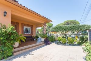 Casa en venta con dos viviendas en Fogars de la Selva photo 0