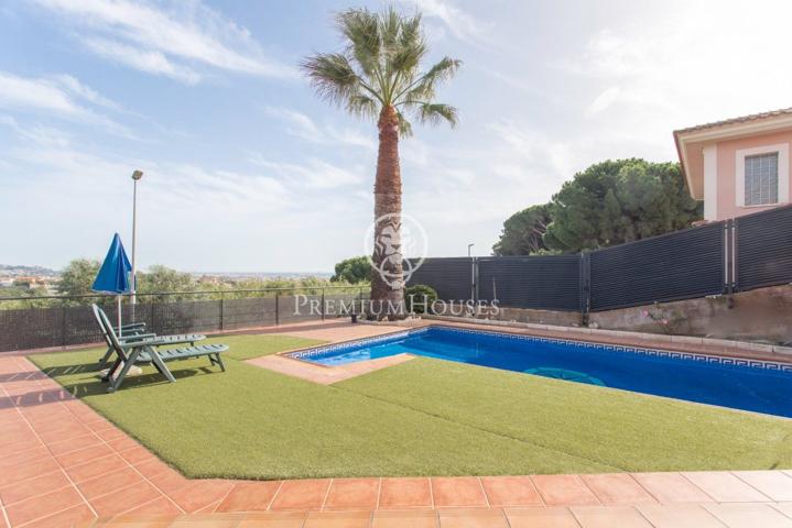 Casa en venta con vistas y piscina en Calella photo 0