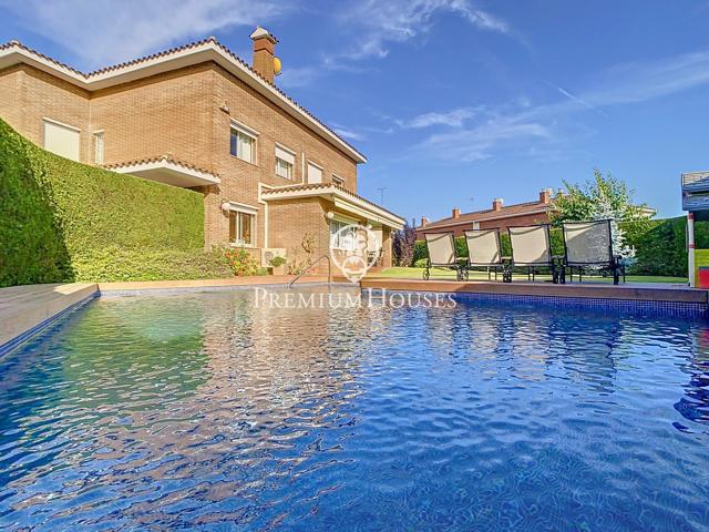 Casa con piscina en venta en Premia De Dalt photo 0