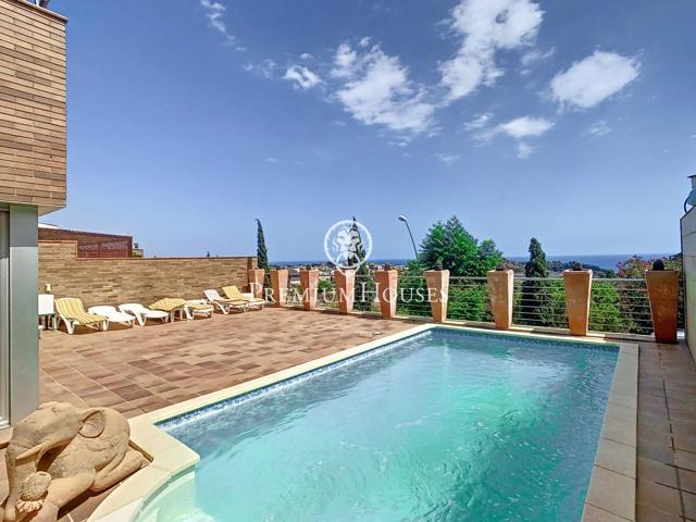 Casa en venta con piscina en Tiana photo 0
