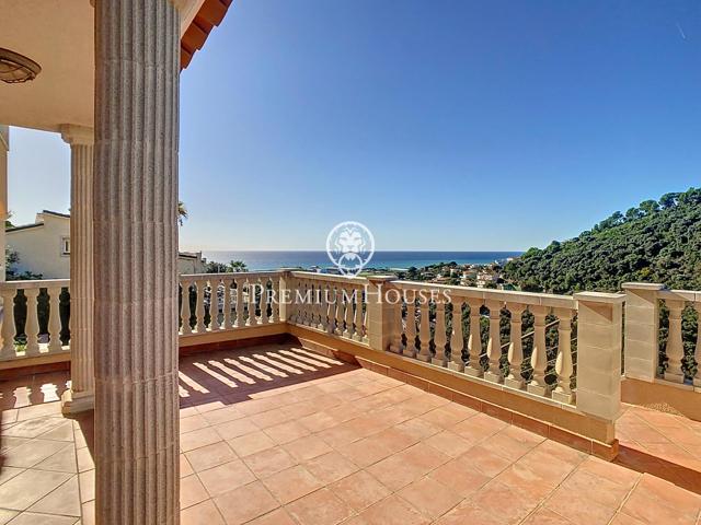 Casa con piscina y vistas panorámicas al mar en venta en Santa Susanna photo 0