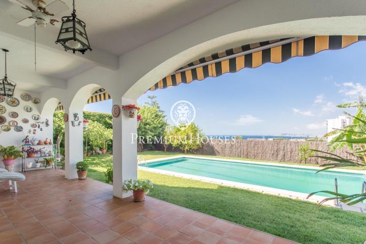 Casa en venta con piscina y vistas al mar en Teià photo 0