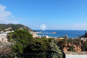 Magnífica casa reformada con licencia turística en venta en el casco urbano de Tossa de Mar photo 0