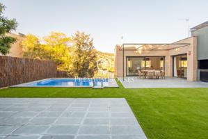 Casa en venta en Alella con piscina photo 0