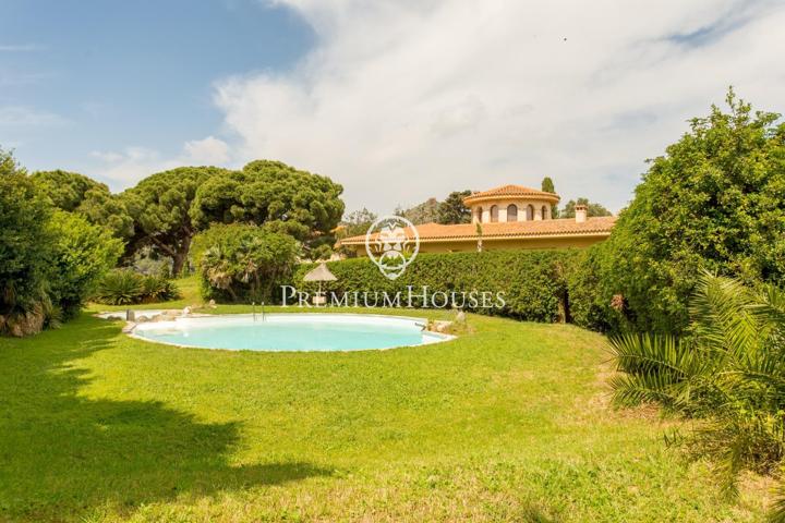 Exclusiva masía con 58.000m2 de terreno en venta en Pineda de Mar photo 0