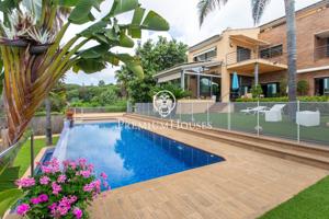 Casa en venta en Sant Vicenç de Montalt con vistas a mar y montaña photo 0