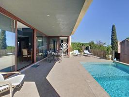 Moderna casa con piscina en venta en Alella photo 0
