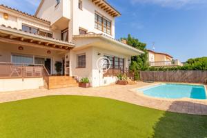 Casa adosada en venta con vistas al mar en Sant Andreu de Llavaneres photo 0