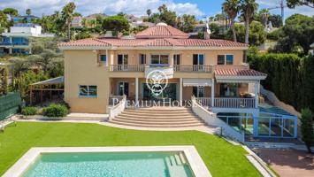 Espectacular casa en venta en Can Teixidó con vistas al mar photo 0