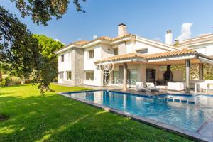 Casa independiente en venta con piscina y vistas al mar photo 0