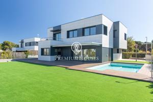 Casa en venta esquinera vistas montaña y mar photo 0