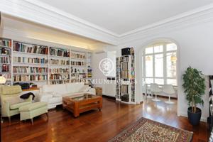 Exclusivo piso de diseño en venta en la calle Casanova photo 0