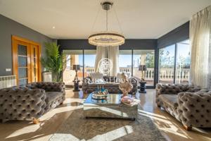 Chalet en venta con ascensor, piscina y grandes espacios en Canet de Mar photo 0