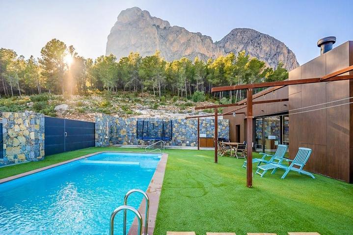 Villa única, exclusiva y muy privada, con13.000 m2 de parcela en Polop photo 0