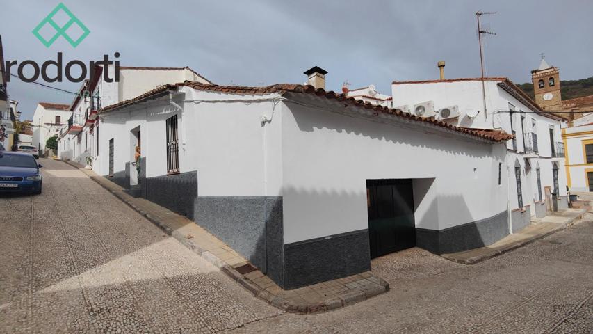 Casa de esquina con patio y garaje en el Centro de Almonaster photo 0