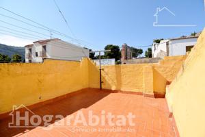 AMPLIA CASA CON TERRAZA Y TRASTERO CERCA DEL CENTRO photo 0