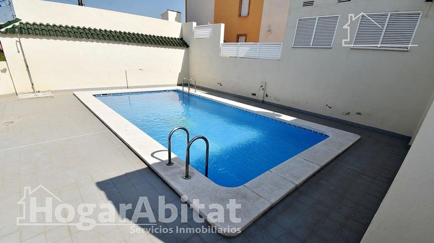 ¡Junto a la playa! Adosado seminuevo con 3 terrazas, piscina y garaje photo 0