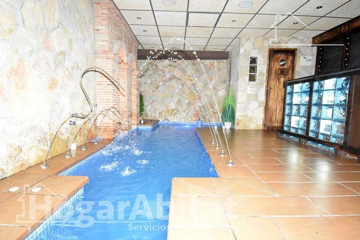 ESPECTACULAR ADOSADO SEMINUEVO DE ENSUEÑO CON PISCINA CLIMATIZADA PRIVADA Y GARAJE photo 0