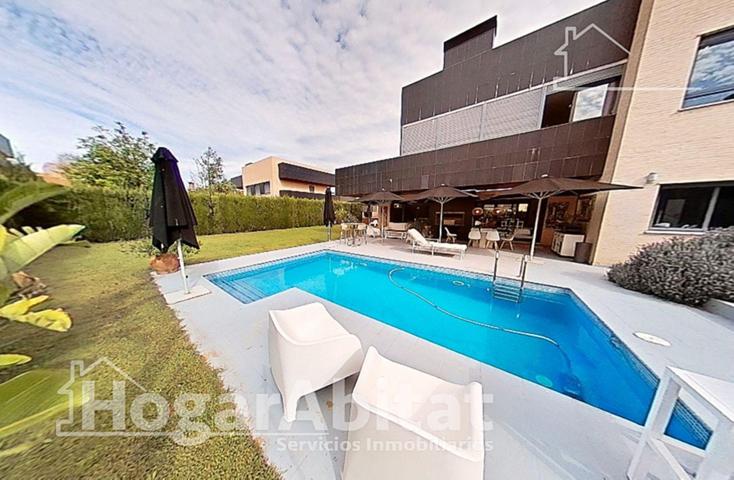 IMPRESIONANTE CHALET CON PISCINA, GARAJE Y AMPLIA TERRAZA photo 0