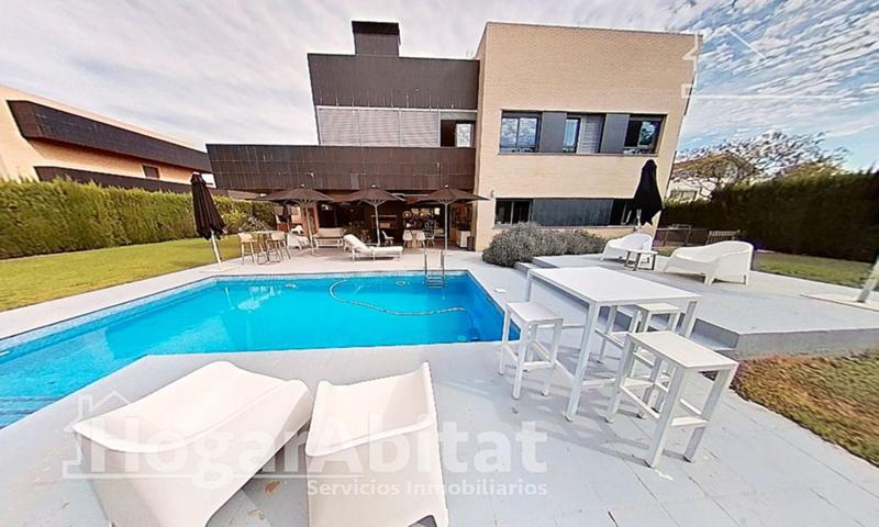 IMPRESIONANTE CHALET CON PISCINA, GARAJE Y AMPLIA TERRAZA photo 0