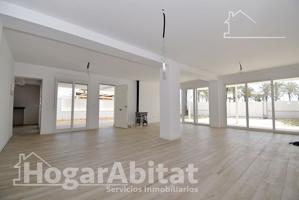 VILLA DE LUJO A ESTRENAR CON PISCINA, TERRAZA Y ZONA DE APARCAMIENTO photo 0