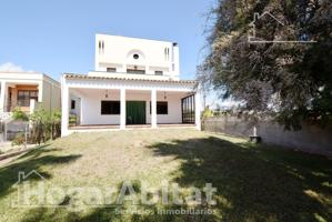 ESPECTACULAR CHALET DE LUJO CERCA A LA PLAYA, CON BALCÓN, JARDÍN, TERRAZA Y GARAJE photo 0