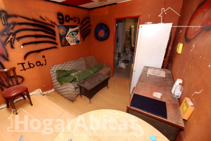¡GRAN OPORTUNIDAD! CASA ESQUINERA PARA REFORMAR CON GARAJE, TERRAZA Y BALCÓN photo 0