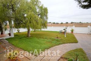 CHALET CON GARAJE, PISCINA Y JARDÍN photo 0